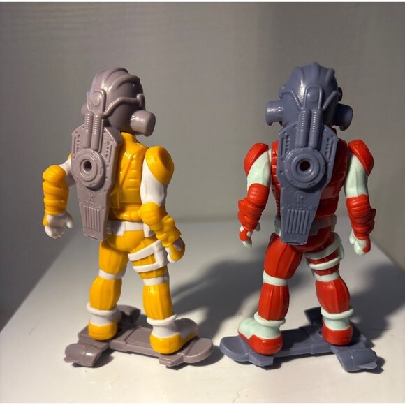 Maxi Kinder Surprise 2024 Spacemen Space Astronaut Figures Easter Yellow Red - Picture 4 of 5